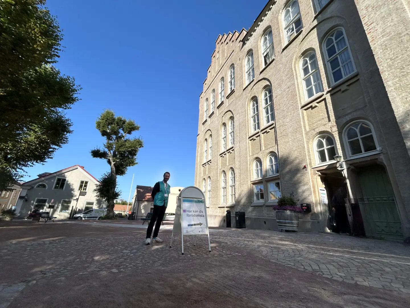Förtidsröstningsskylt utanför rödtornet