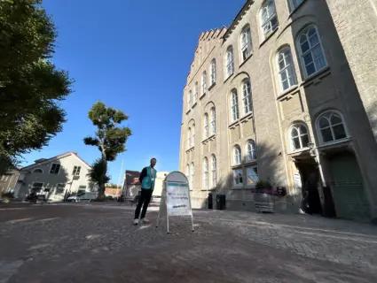 Förtidsröstningsskylt utanför rödtornet