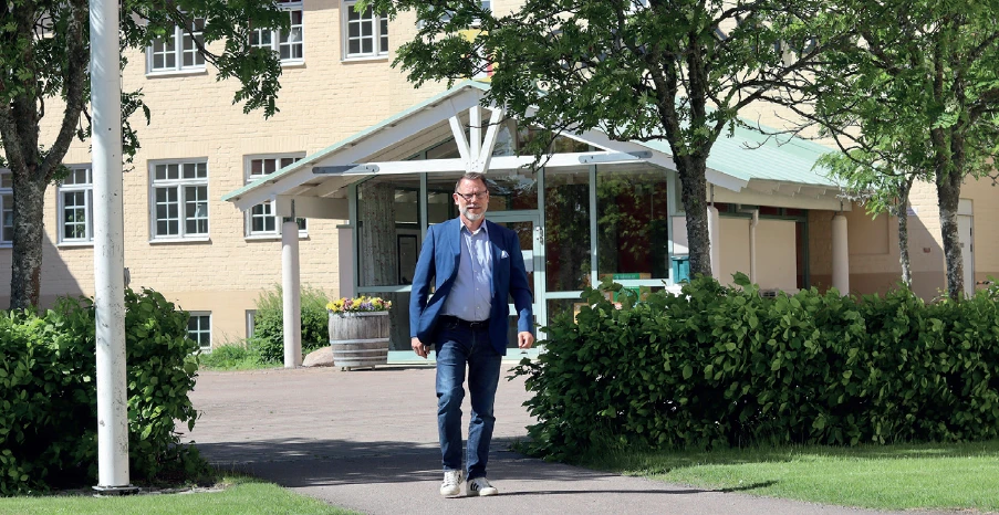 Andreas Svahn framför kommunhuset