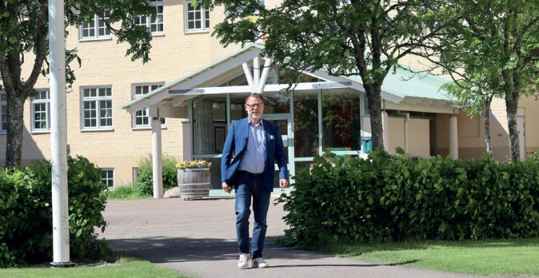 Andreas Svahn framför kommunhuset