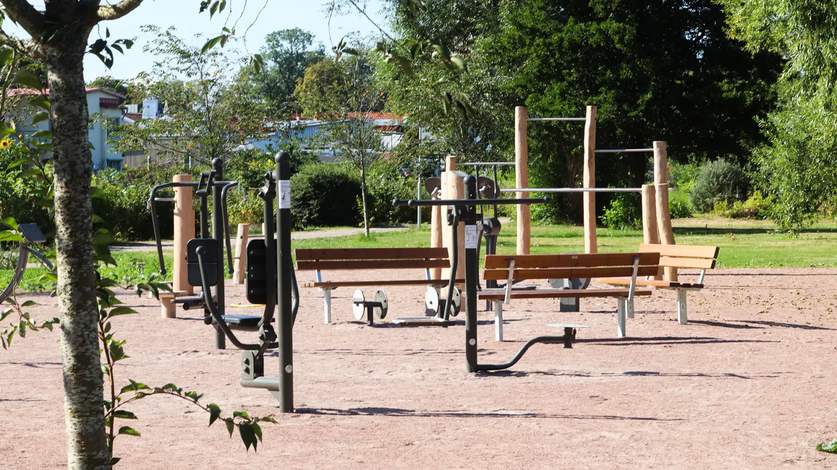 Utegym med olika redskap.