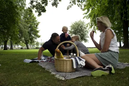 Familj på picknick.