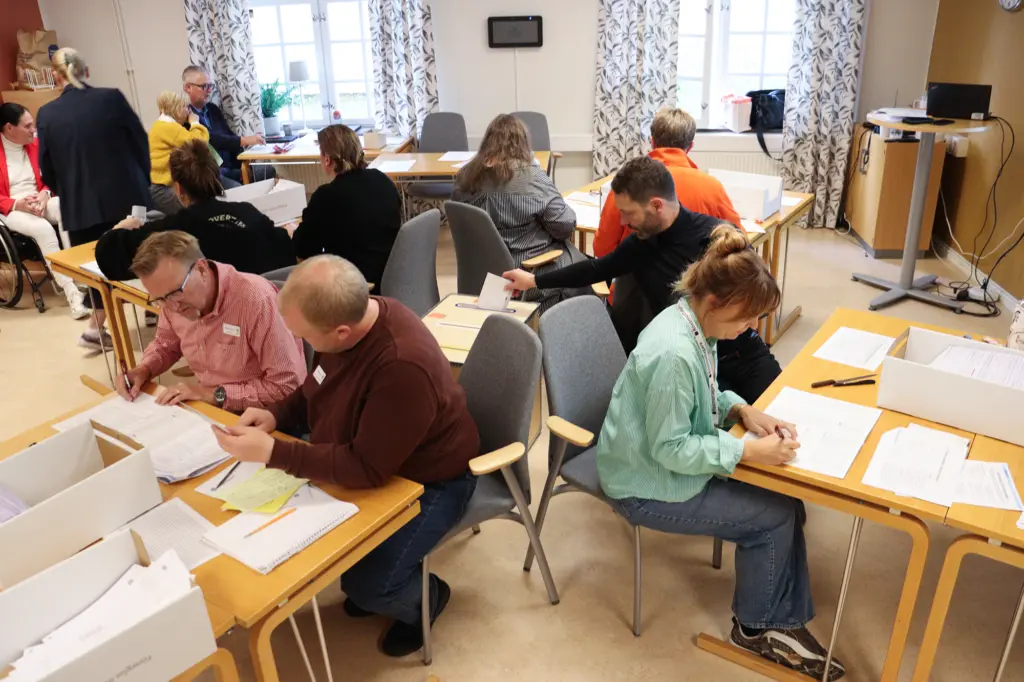 Rösträkning i möteslokal.