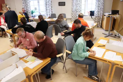 Rösträkning i möteslokal.
