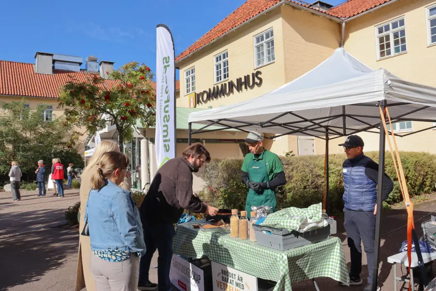 Bes&ouml;kare provar krismat.