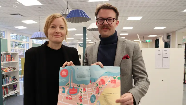 Caroline Nordh och Richard Sandblom med karta.