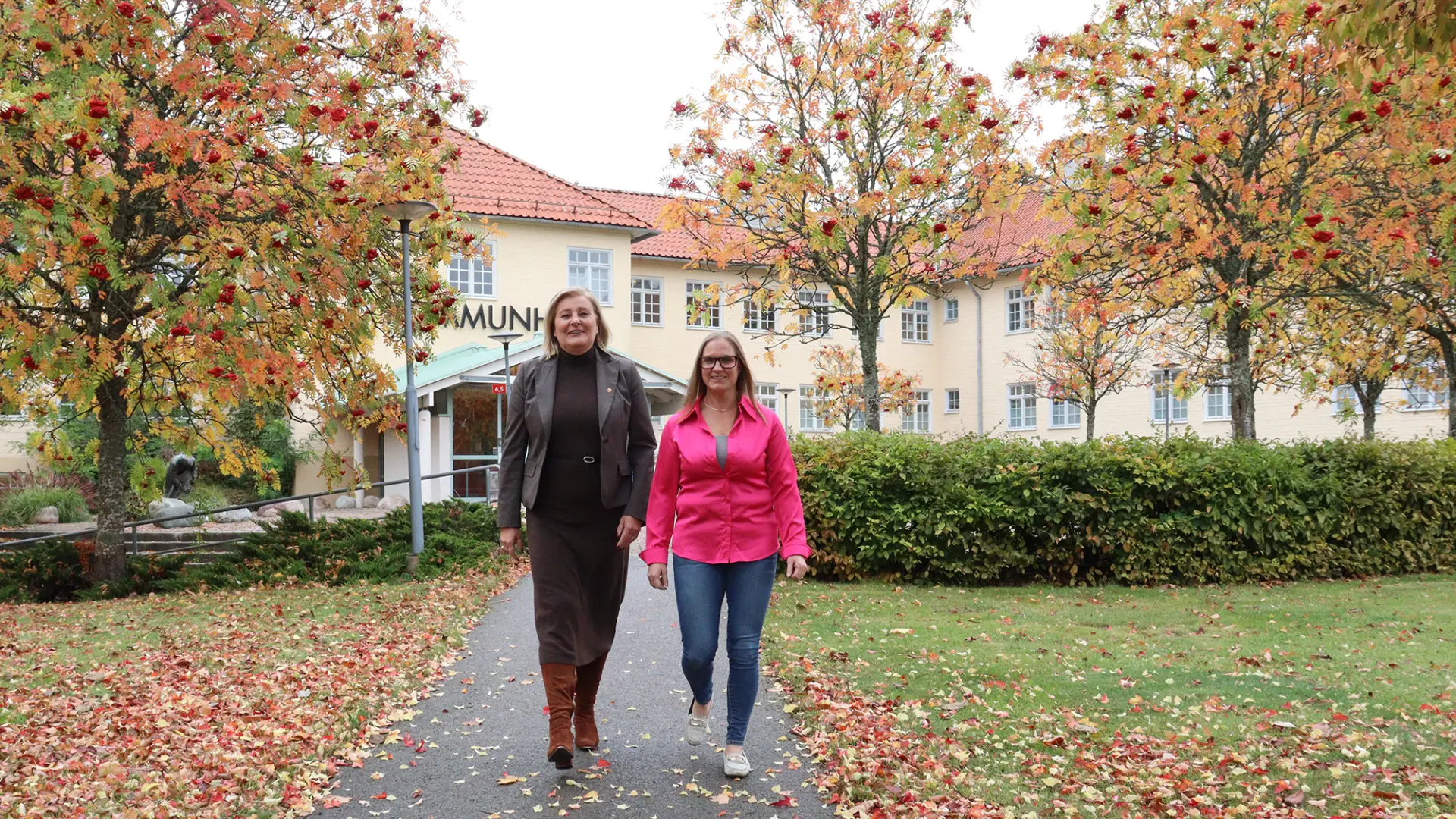 Jenny Bytander och Frida Edholm utanför kommunhuset.