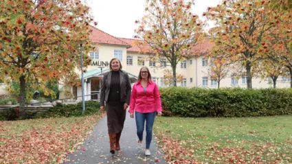 Jenny Bytander och Frida Edholm utanför kommunhuset.