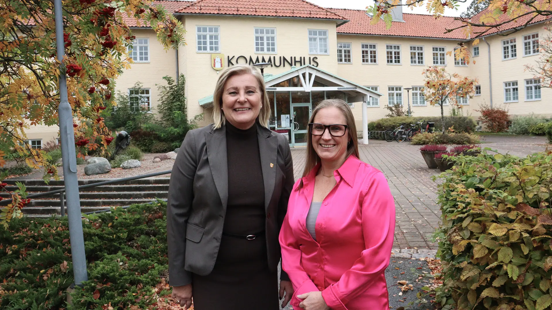 Jenny Bytander och Frida Edholm utanför kommunhuset.