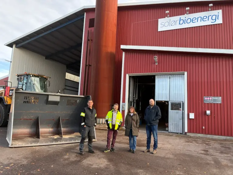 Grupp utanför solenergianläggning.